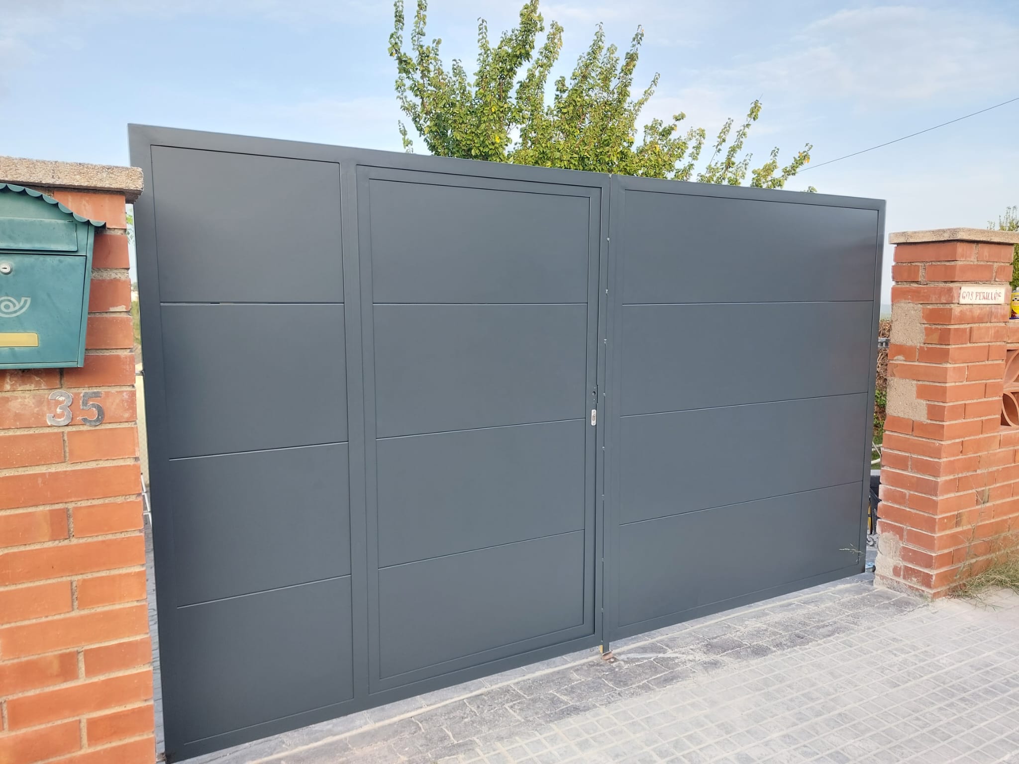 Servicio de montaje de puertas automáticas para garajes y jardines en Sabadell